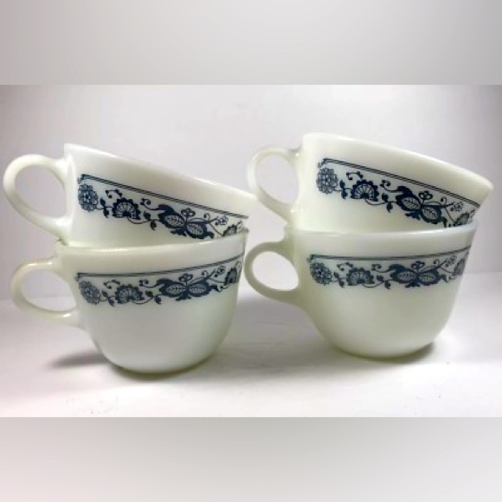 4 Vintage Pyrex Old Town Blue Onion White Milk Glass Coffee Mugs